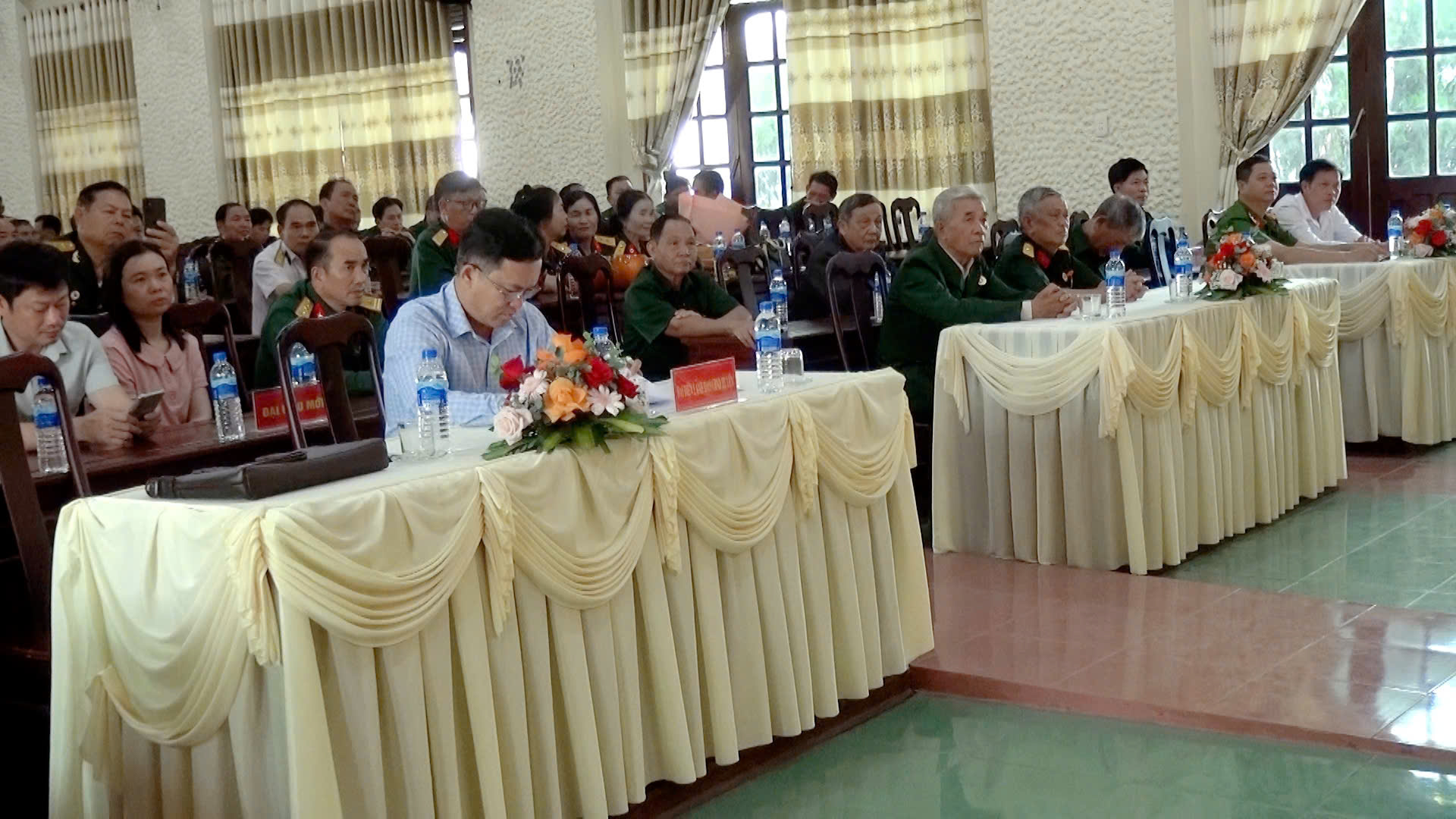 các đại biểu tham dự buổi toạ đàm